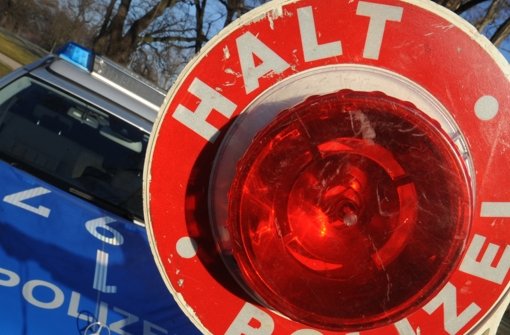 Ein 58-Jähriger hat am Sonntag bei Balingen zwei Fahrzeuge sowie ein Eisentor angerempelt und einen Schaden in Höhe von mehreren tausend Euro verursacht. (Symbolfoto) Quelle: Unbekannt