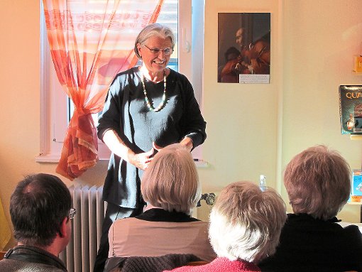 Aufmerksame Zuhörer fand  die  Krimi-Autorin Ulla Neumann aus Bermatingen am Bodensee bei ihrer Lesung in der Owinger Bücherei. Foto: Liener Foto: Schwarzwälder-Bote