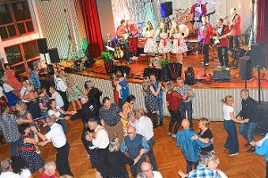 Viele Paare tanzen  in der Dotternhausener Festhalle  zu den Klängen der Red Jackets  mit Cento Sisters. Foto: Jenter Foto: Schwarzwälder-Bote