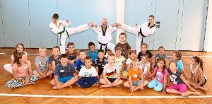Lisa und Achim Kaupp sowie der junge Karatekämpfer Luca Stäb demonstrierten Kindern in der Gemeindehalle in Salzstetten Selbstverteidigungsstrategien. Foto: Schwarzwälder-Bote
