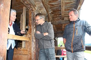 Anni Lauble  erklärt den interessierten Besuchern beim Mühlentag die Funktion des Balkenschlosses.  Foto: Hoffmann Foto: Schwarzwälder-Bote