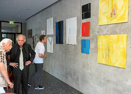 Der Kunstschaffende Gottlieb  Blessing (links) begutachtete mit Götz Franke Werke von Karl-Heinz Franke, dem Vater von Götz Franke.  Foto: Kraushaar Foto: Schwarzwälder-Bote