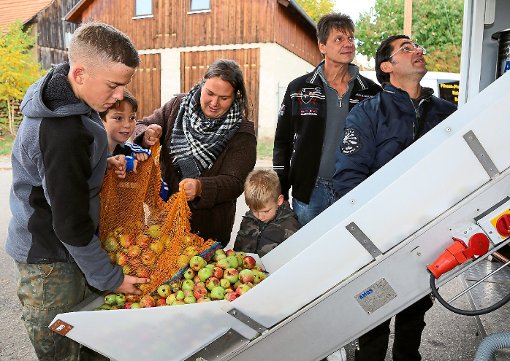 Beim Effringer Apfelfest wurden sechs Tonnen Äpfel zu frischem Saft gepresst. Foto: Priestersbach Foto: Schwarzwälder-Bote