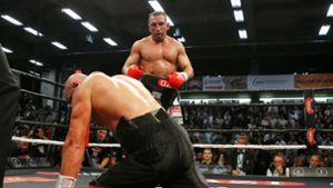 Firat Arslan schickt Edin Puhalo zu Boden – und ist nun ältester Weltmeister der Box-Geschichte. Foto:  