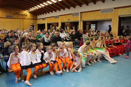 Kurz vor Programmbeginn füllen zahlreiche Gäste die Trichtinger Halle, um die jungen Elevinnen tanzen zu sehen. Fotos: Fahrland Foto: Schwarzwälder-Bote