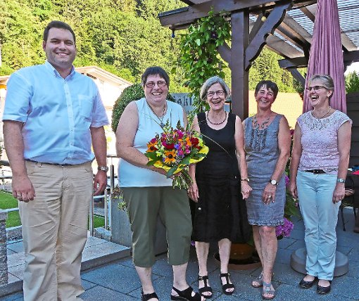 Bürgermeister Matthias Bauernfeind (von links) verabschiedet Monika Schrempp mit Elisabeth Groß, Monika Rauber und Elisabeth Bühler. Foto: Haas Foto: Schwarzwälder-Bote