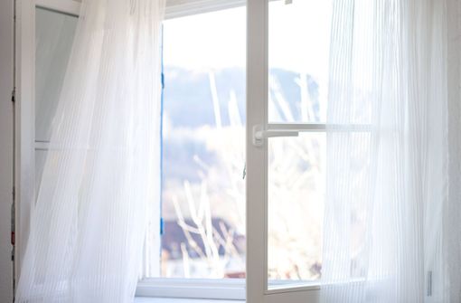 Das Fenster lieber ganz öffnen als „auf Kipp“ zu stellen. Foto: IMAGO/Roman Möbius/IMAGO/Roman Möbius