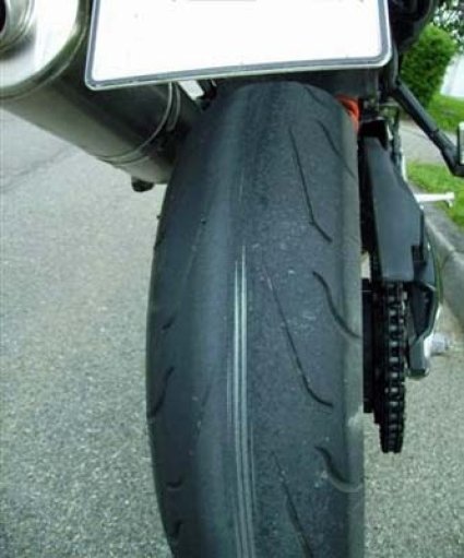 Ein 18-jähriger Motorradfahrer war mit einem so stark abgefahrenen Hinterreifen unterwegs, dass sogar das Stahlgewebe des Reifens zu sehen war. Foto: Polizei Quelle: Unbekannt