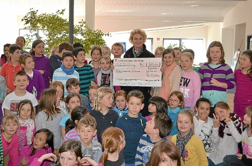 Inmitten der Brigachtaler Grundschüler freut sich Irmgard Rösch über die zahlreichen Spenden für Kinder in Rumänien. Foto: Kaletta Foto: Schwarzwälder-Bote