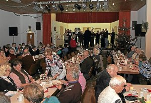 Die Senioren fühlten sich in der Bernbacher Festhalle gut unterhalten. Foto: Becker Foto: Schwarzwälder-Bote