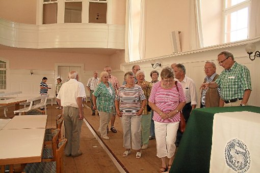Ein besonderes Erlebnis war der Besuch des Kirchensaals, wo die etwa 20 Nachfahren Rauschenbergers auf den Originalbrettern von 1812 standen.  Foto: Hübner Foto: Schwarzwälder-Bote