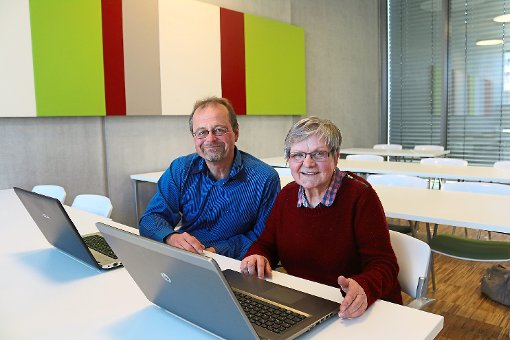 Ein starkes Doppel: Annemarie Titze und Uwe Lohrey freuen sich über die erfolgreiche Arbeit der Alb-Oldies Online.  Foto: Weiger Foto: Schwarzwälder-Bote