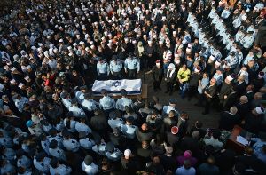 Begräbnis des beim Anschlag auf eine Jerusalemer Synagoge getöteten israelischen Polizisten. Foto:  