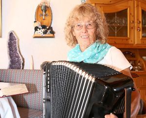 Elisabeth Weißer scheint mit ihrer Diatonischen Handharmonika wie verwachsen – kein Wunder, denn sie ist seit  60 Jahren Spielerin.  Foto: Kommert Foto: Schwarzwälder-Bote