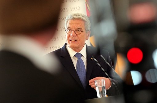 Bundespräsident Joachim Gauck hält im Schloss Bellevue in Berlin während einer Veranstaltung vor dem 100. Jahrestag des Attentats von Sarajewo unter dem Motto 1914 - 2014. Hundert europäische Jahre eine Rede. Foto: dpa