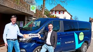 Bürgermeister Thomas Schneider (links) und Taxi-Unternehmer Maximilian Eisenmann mit einem der für den Rufauto-Service genutzten Fahrzeuge Foto: Dorn