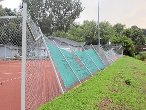 Eine Windhose hat bei einem Unwetter am Wochenende in Rangendingen den Zaun an der Tennisanlage umgedrückt. Foto: Beiter