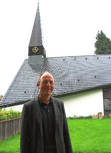 Vor einem  seiner drei Kirchtürme:  Pfarrer Matthias Ahrens. Foto: Gegenheimer Foto: Schwarzwälder-Bote