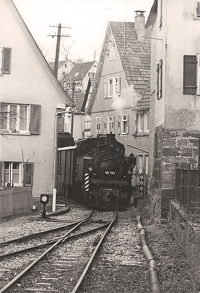 Immer an der Wand lang: Der letzte Dampfzug fuhr am 31. März 1967 durch Ebhausen.