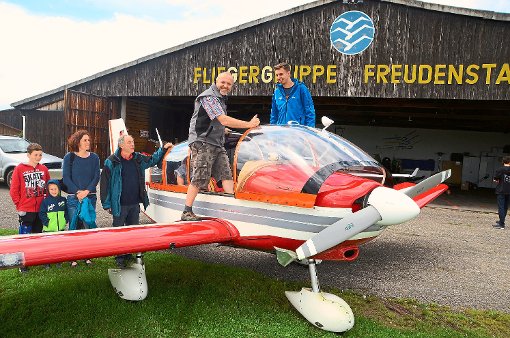 Ein Besucher  freut sich auf seinen Flug  mit dem  Piloten Max Zeffler (rechts). Foto: Schwark Foto: Schwarzwälder-Bote