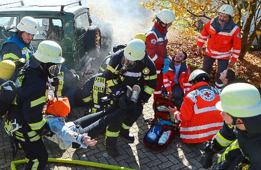 Menschenrettung stand im Vordergrund der Herbstübung von Rotem Kreuz und Feuerwehr. Fotos: Herzog Foto: Schwarzwälder-Bote