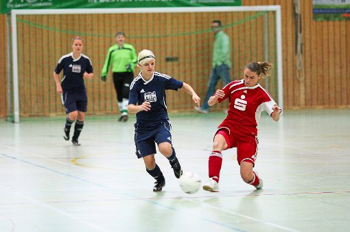 Gehen bei den Frauen auf Titeljagd: der TSV Geislingen (blaue Spielkleidung) und der SV Unterdigisheim. Foto: Kara Foto: Schwarzwälder-Bote