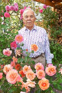 Fühlt sich als Rosenkönig: Klaus Rothkögel feiert am morgigen Sonntag seinen 80. Geburtstag. Foto: Maier Foto: Schwarzwälder-Bote