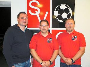 Daniel Harrer (rechts) ist neuer Schriftführer des SV Owingen, Hasan Zukranovic (links) neuer Beisitzer. In der Bildmitte SVO-Chef Thomas Saumweber. Foto: Bäurle Foto: Schwarzwälder-Bote