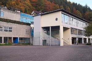 Am Enztal-Gymnasium in Bad Wildbad dürfen weiter nach neun Jahren die Abiturprüfungen abgelegt werden.   Foto: Krokauer Foto: Schwarzwälder-Bote