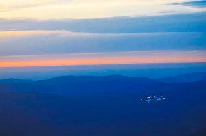 Mit dem Flieger gen Sonnenuntergang   Foto: Fuggins