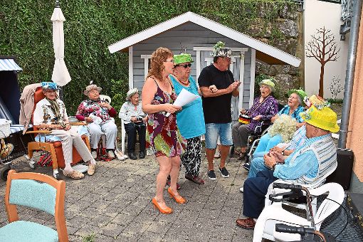 Farbenfroh kostümiert feiern die Senioren ihr Sommerfest im Rosengarten. Foto: Baiker Foto: Schwarzwälder-Bote