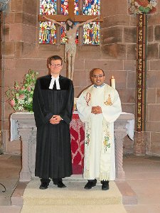 Pfarrer Sebastian Steinbach (links) und Pater Reji  gestalteten den Gottesdienst.  Foto: privat Foto: Schwarzwälder-Bote