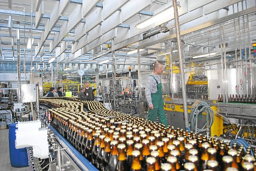 Die Flaschenabfüll- und Etikettieranlage der Alpirsbacher Klosterbrauerei schafft 44.000 Flaschen in der Stunde.  Foto: Altendorf-Jehle