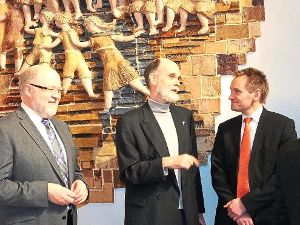 Hans-Georg Unckell (Mitte) im Gespräch mit Oberbürgermeister Ralf Eggert (rechts). Mit auf dem Bild ist Dekan Erich Hartmann zu sehen.  Foto: Stocker Foto: Schwarzwälder-Bote