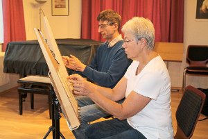 Marlies Volm und Michael Binder präsentieren die Veeh-Harfe, auf welcher ihre Teilnehmer spielen können.  Foto: Bender Foto: Schwarzwälder-Bote