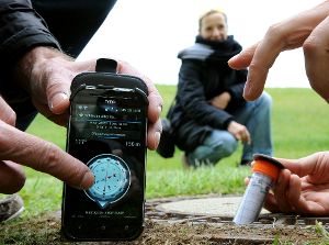 Mit GPS-Geräten geht’s auf Schatzsuche. Foto: Ingo Wagner/dpa Foto: Schwarzwälder-Bote