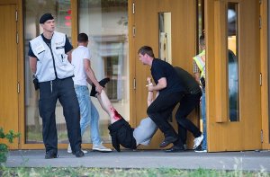 Polizeibeamte üben am Donnerstag den Einsatz bei einem simulierten Amoklauf in Berlin. Zu Beginn des Einsatzes waren die Einsatzkräfte nicht darüber informiert, dass es sich um eine Übung handelt. Foto: dpa
