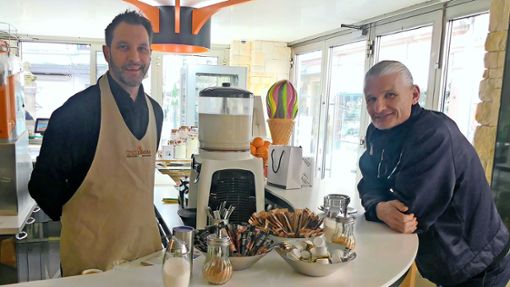 Peter Erny (rechts) genießt einen Espresso bei Christian Tonini  im Crema Caffe & Gelato. Foto: Kron