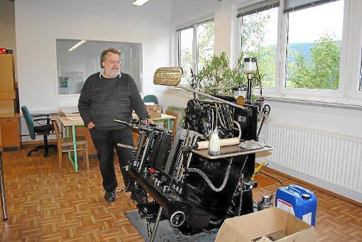 Hermann Kilgus liebt und sammelt alle alten Maschinen, die irgendetwas mit Drucken oder Setzen zu tun haben.     Foto: Altendorf-Jehle