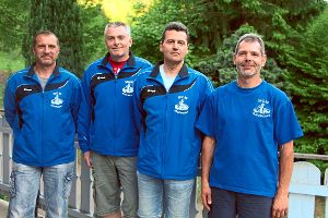 SKC-Vorsitzender Walter Armbruster (rechts) ehrte die Kegler (von links) Albrecht Müller, Klaus Armbruster und Bernhard Neef.   Foto: Weis Foto: Schwarzwälder-Bote