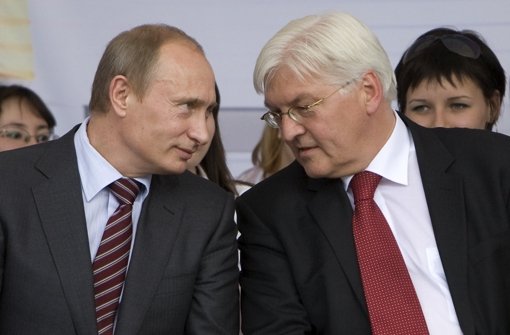 Außenminister Frank-Walter Steinmeier (rechts) hat bei seinem Russland-Besuch Wladimir Putin getroffen. (Archivbild) Foto: dpa