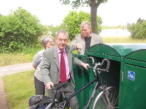 Die Fahrradboxen an der Bus-Haltestellte Bundesstraße können jetzt genutzt werden. Gisela Volz (links) und Gerhard Dietz (rechts) inspizieren die Neuanschaffung. Zweiradfahrer Clemens Götz macht derweil die Probe aufs Exempel.   Foto: Mikulcic Foto: Schwarzwälder-Bote