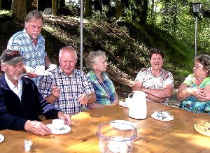 Unter   schattenspendenden Bäumen gab es Kaffee und selbst gebackenen Kuchen.. Foto: Schwarzwälder-Bote