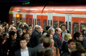 Da mussten viele Fahrgäste umsteigen: Eine S-Bahn der Linie S4 blieb am Montagnachmittag an der Haltestelle Stadtmitte für rund 30 Minuten liegen. Foto: dpa / Symbolbild