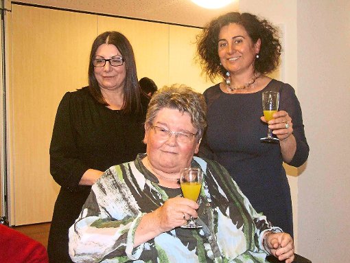 Maria Balog, Vera Kuschminder und Rose Sauter-Stähle freuen sich über eine gelungene Vernissage.    Foto: Isabella Heimpel Foto: Schwarzwälder-Bote