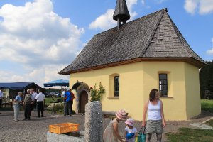 Viele Gäste nehmen die Gelegenheit wahr, die Weiler Kapelle bei Dittishausen beim Tag des offenen Denkmals in ihrer vielschichtigen Historie zu erleben. Foto: Bächle Foto: Schwarzwälder-Bote