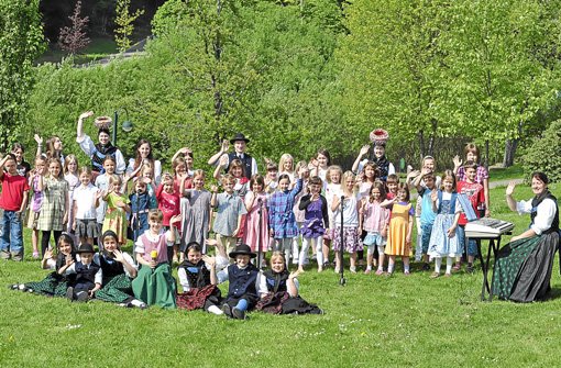 Die Loßburger Kindersinggruppe hat mit Unterstützung der örtlichen Trachtengruppe eine moderne Version des Lieds Schwarzwaldmarie aufgenommen.  Foto: Schwark