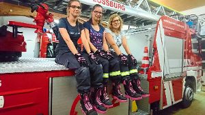 Bringen Farbe in die Feuerwehruniform: drei junge Frauen der Loßburger Wehr.  Foto: Günther