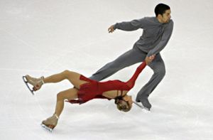 Die deutschen Aliona Savchenko and Robin Szolkowy straten 2009 bei der Eiskunstlauf-EM in Helsinki auf.  (Archivbild) Foto: dpa/A2800 epa Ojala