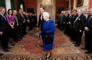 Im Alter von 86 Jahren und nach 60 Jahren auf dem Thron tut die Queen, was sie noch nie getan hat: Sie besucht eine Kabinettssitzung in der Downing Street. Foto: dapd